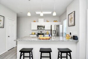 Refrigerador, microondas, horno y parrilla de estufa