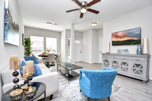 Smart TV - Heights Cottage - Cozy & Spacious (Houston)