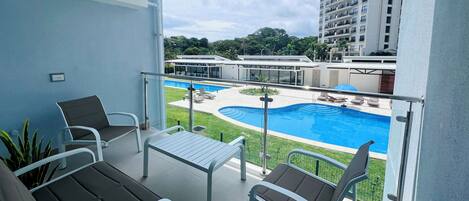 Una piscina al aire libre