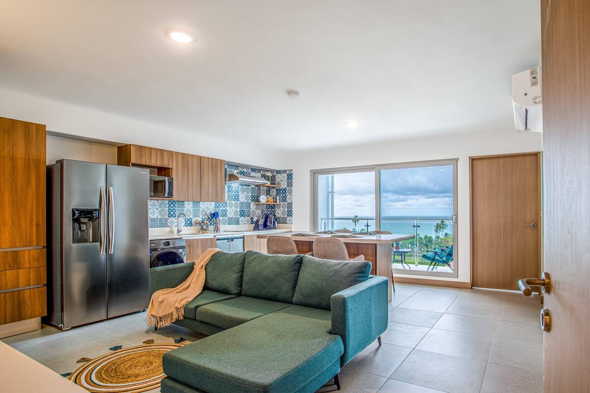 Apartamento, varias camas, balcón, vistas al mar (Viva Jaco Viva Jaco 11-01A) | Zona de estar | Televisión de pantalla plana de 42 pulgadas con canales por cable