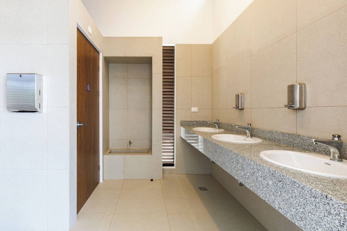 Articles de toilette gratuits, serviettes fournies, papier toilette