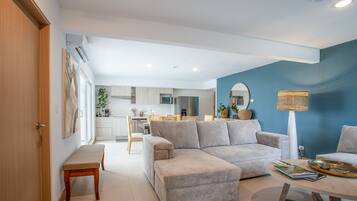 Condo, varias camas, balcón, vista a la montaña (Viva Jaco Viva Jaco 11-02B) | Área de sala de estar | Televisión de pantalla plana de 42 pulgadas con canales por cable