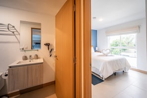 Apartment, Multiple Beds, Balcony, Ocean View (Viva Jaco Viva Jaco 04-02B) | Bathroom | Free toiletries, towels, toilet paper - Viva Jaco II (Jacó)