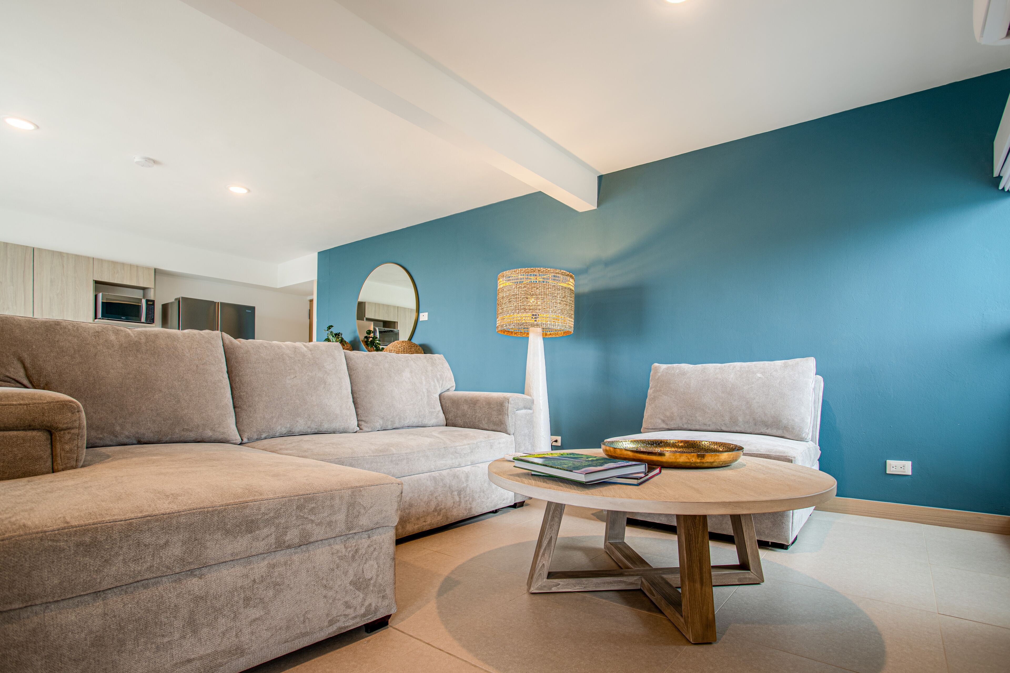 Apartamento, varias camas, balcón, vistas a la montaña (Viva Jaco Viva Jaco 11-02B) | Zona de estar | Televisión de pantalla plana de 42 pulgadas con canales por cable