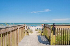 On the beach - Oceanfront Studio Condo, Bayview Resort on Broadwalk, Myrtle Beach, 11th floor (Myrtle Beach)
