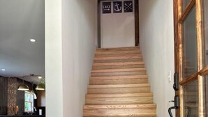 Un escalier en bois mène à un palier où se trouve une pancarte indiquant qu’on peut admirer la vue sur le lac.