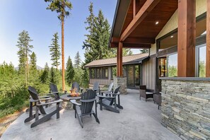 Outdoor dining - Group friendly, mt-view home with firepit, bunk house and screened-in dining (Cle Elum)