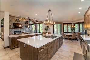 Dining - Group friendly, mt-view home with firepit, bunk house and screened-in dining (Cle Elum)
