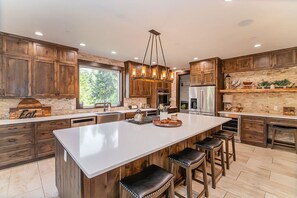 Private kitchen - Group friendly, mt-view home with firepit, bunk house and screened-in dining (Cle Elum)