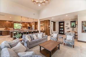 Living area - Group friendly, mt-view home with firepit, bunk house and screened-in dining (Cle Elum)