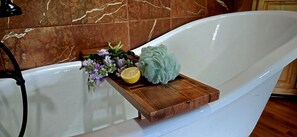 Sèche-cheveux, serviettes fournies, savon, shampoing