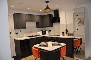 Studio | Private kitchen | Fridge, microwave, oven, dishwasher - Beautiful and Modern Studio Flat in Milton Keynes (Milton Keynes)