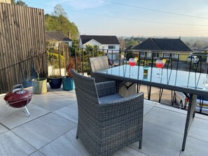 Outdoor dining - Beautiful Elevated Four Bedroom Holiday Home (Christchurch)
