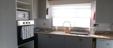 Chalet | Cocina privada | Refrigerador, microondas, horno y parrilla de estufa