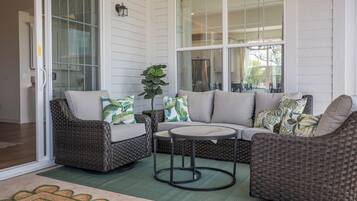 House, Multiple Beds, Patio (2708 Harbor Court) | Interior