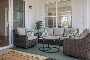 House, Multiple Beds, Patio (2708 Harbor Court) | Interior