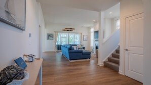 單棟房屋, 多張床, 露台 (2708 Harbor Court) | 客廳 | 42 吋平面電視連數碼電視頻道、壁爐