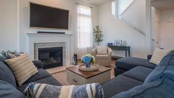 Huis, meerdere bedden, patio (2708 Harbor Court) | Woonruimte | Een 42-inch flatscreentelevisie met digitale zenders en een open haard