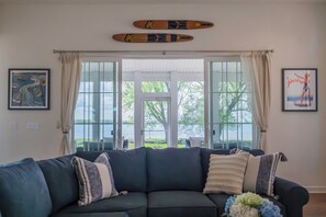 House, Multiple Beds, Patio (2708 Harbor Court) | Living area