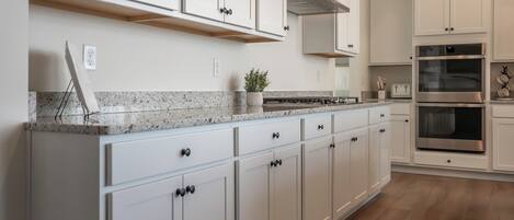 House, Multiple Beds, Patio (2708 Harbor Court) | Private kitchen