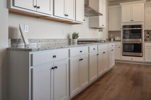House, Multiple Beds, Patio (2708 Harbor Court) | Private kitchen | Fridge, microwave, oven, stovetop - 2708 Harbor Court (Delavan)