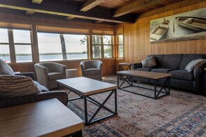 Hus, flere senger, terrasse (Lake House) | Oppholdsområde | En 42-tommers Flatskjerm-TV med digitale kanaler