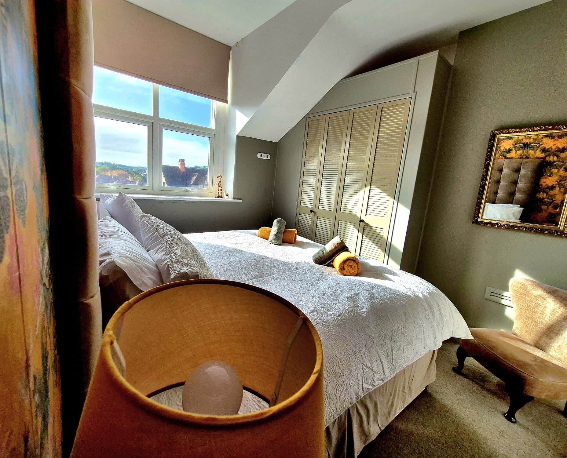 2 bedrooms, iron/ironing board, internet, bed sheets