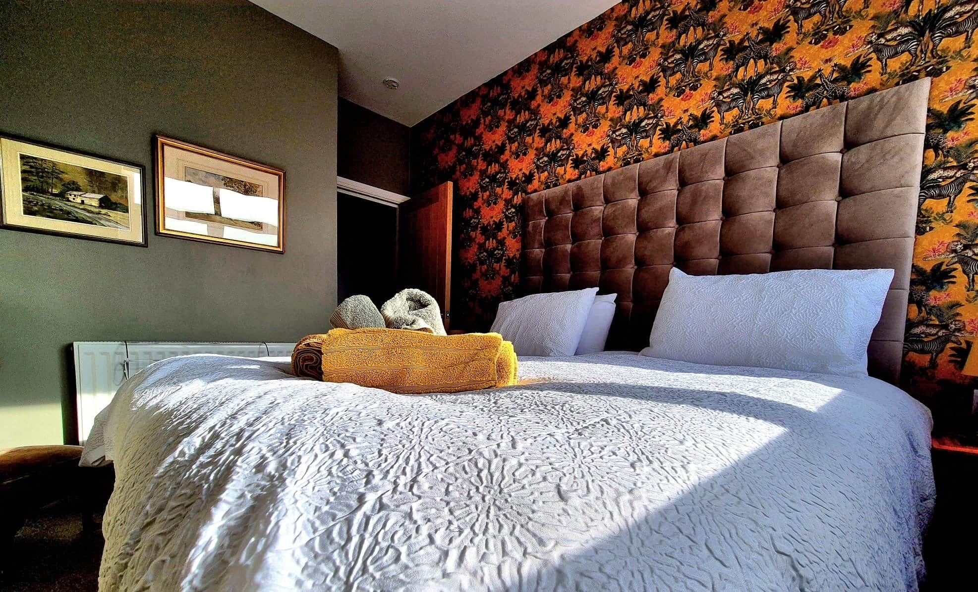 2 bedrooms, iron/ironing board, internet, bed sheets