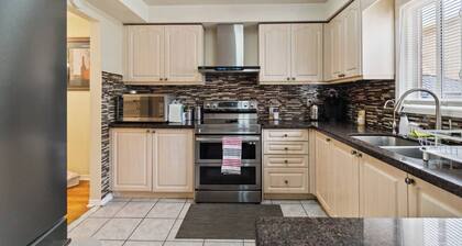 Charming 3-bedroom house in lovely Brampton with WiFi, AC