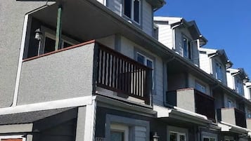 Apartment, 2 Bedrooms | Front of property