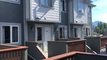 Apartment, 2 Bedrooms | Front of property