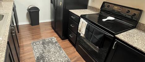 Een koelkast, een microgolfoven, een oven, een kookplaat