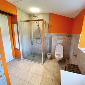 Douche, sèche-cheveux, serviettes fournies, savon
