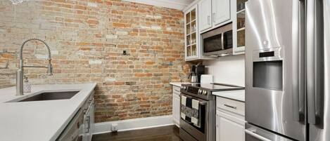 Réfrigérateur, micro-ondes, four, plaque de cuisson