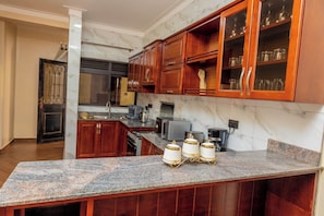Apartamento de lujo, vistas a la colina | Cocina privada | Microondas, placa de cocina y utensilios de cocina