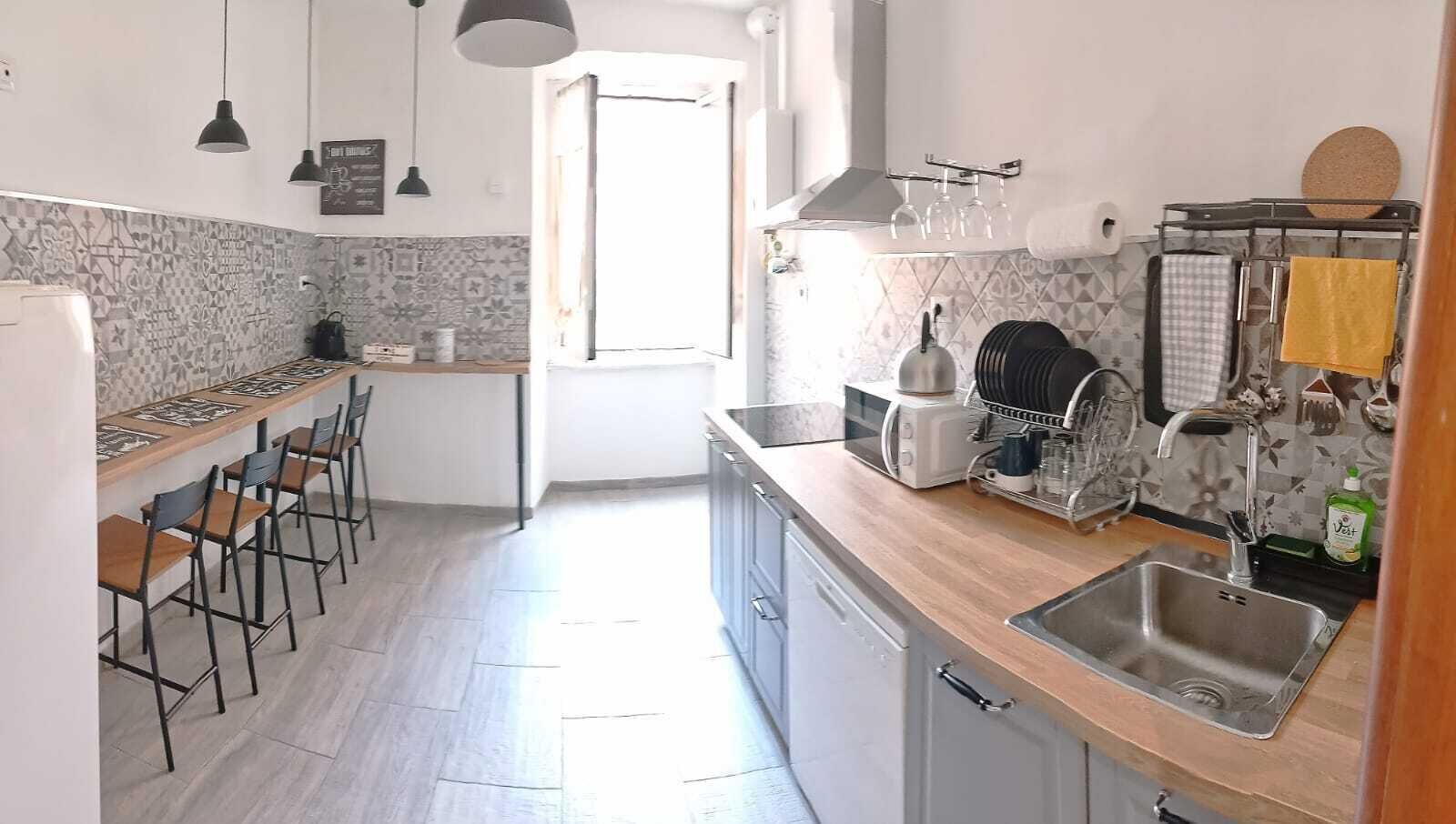 Kühlschrank, Mikrowelle, Herdplatte, Geschirrspüler