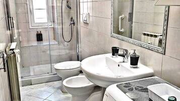 Doccia, asciugacapelli, bidet, asciugamani
