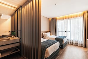 Chambre Supérieure avec lits jumeaux, vue ville | Coffres-forts dans les chambres, bureau