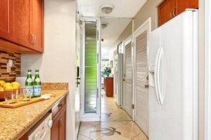 Condo (0 Bedroom) | Private kitchen | Microwave, oven, dishwasher, coffee/tea maker