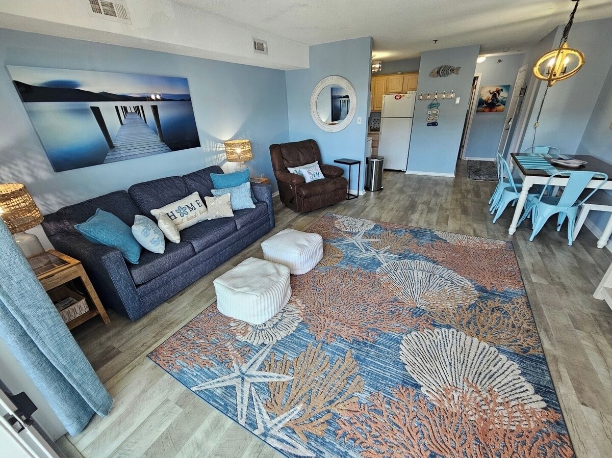 90 Steps from the beach! Pet friendly in off season. Indoor Pool and Game Room