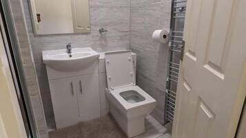 Standard Double or Twin Room | Bathroom