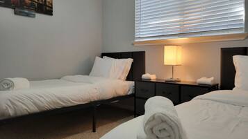 3 bedrooms, desk, WiFi, bed sheets