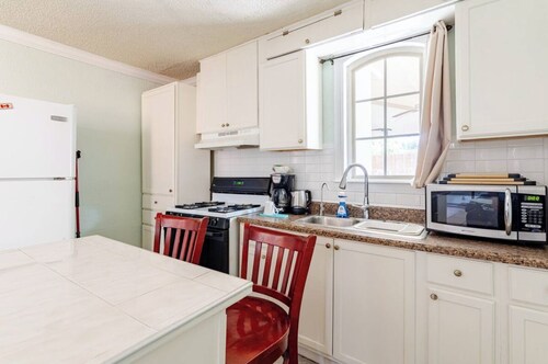 Relaxing Guest House w/ Central AC!