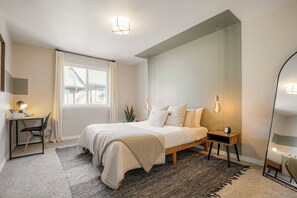 3 bedrooms, WiFi, bed sheets - Stylish Townhouse w/ Spa-like Décor! (Wheat Ridge)