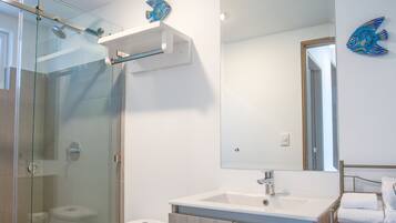 Apartment, Multiple Beds, Balcony (Viva Jaco Viva Jaco 07-02C) | Bathroom | Free toiletries, towels, toilet paper
