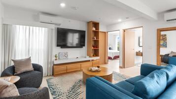 Leilighet, flere senger, balkong, fjellutsikt (Viva Jaco Viva Jaco 10-06B) | Oppholdsområde | En 42-tommers Flatskjerm-TV med digitale kanaler