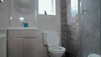 Studio Comfort | Kamar mandi | Handuk, sabun,  dan tisu toilet