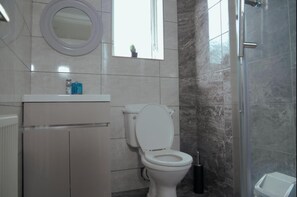 Comfort Studio | Bathroom | Towels, soap, toilet paper