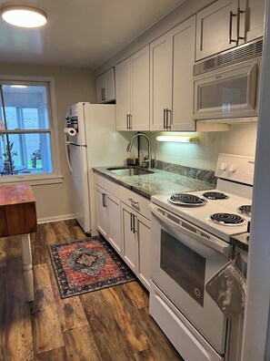 Private kitchen - Only 1000/night & 2 miles from ND stadium. Pet Friendly! (South Bend)