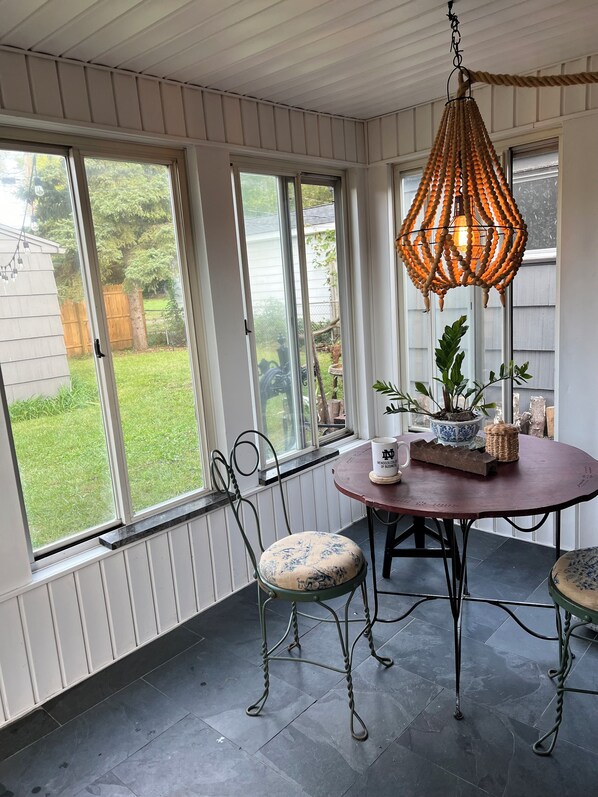 Dining - Only 1000/night & 2 miles from ND stadium. Pet Friendly! (South Bend)